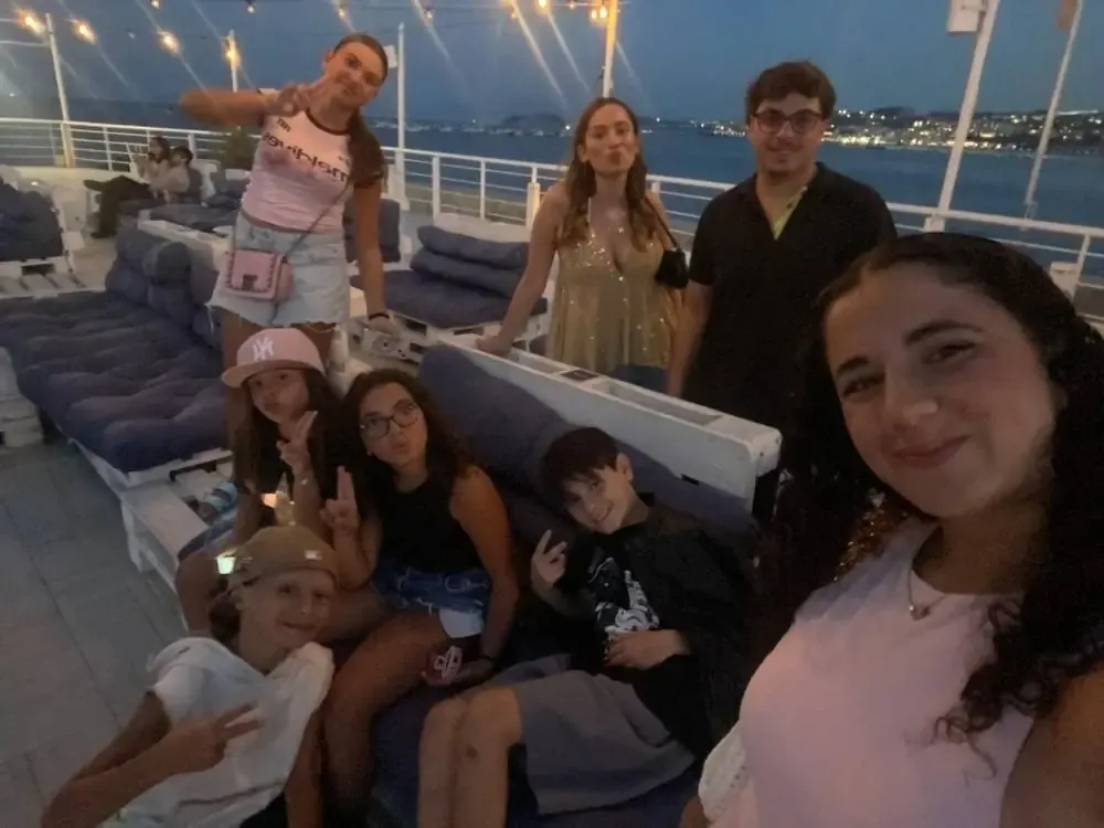 Serata di cinema all'aperto con bambini e volontari