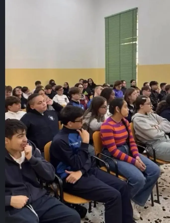 Ragazzi durante un incontro del doposcuola sociale