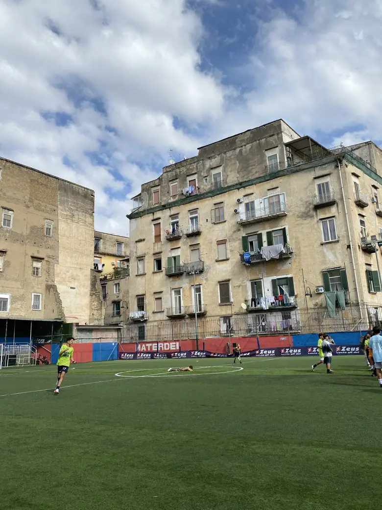 Ragazzi in campo durante Stessa Maglia, nel campo di Materdei tra i palazzi del quartiere